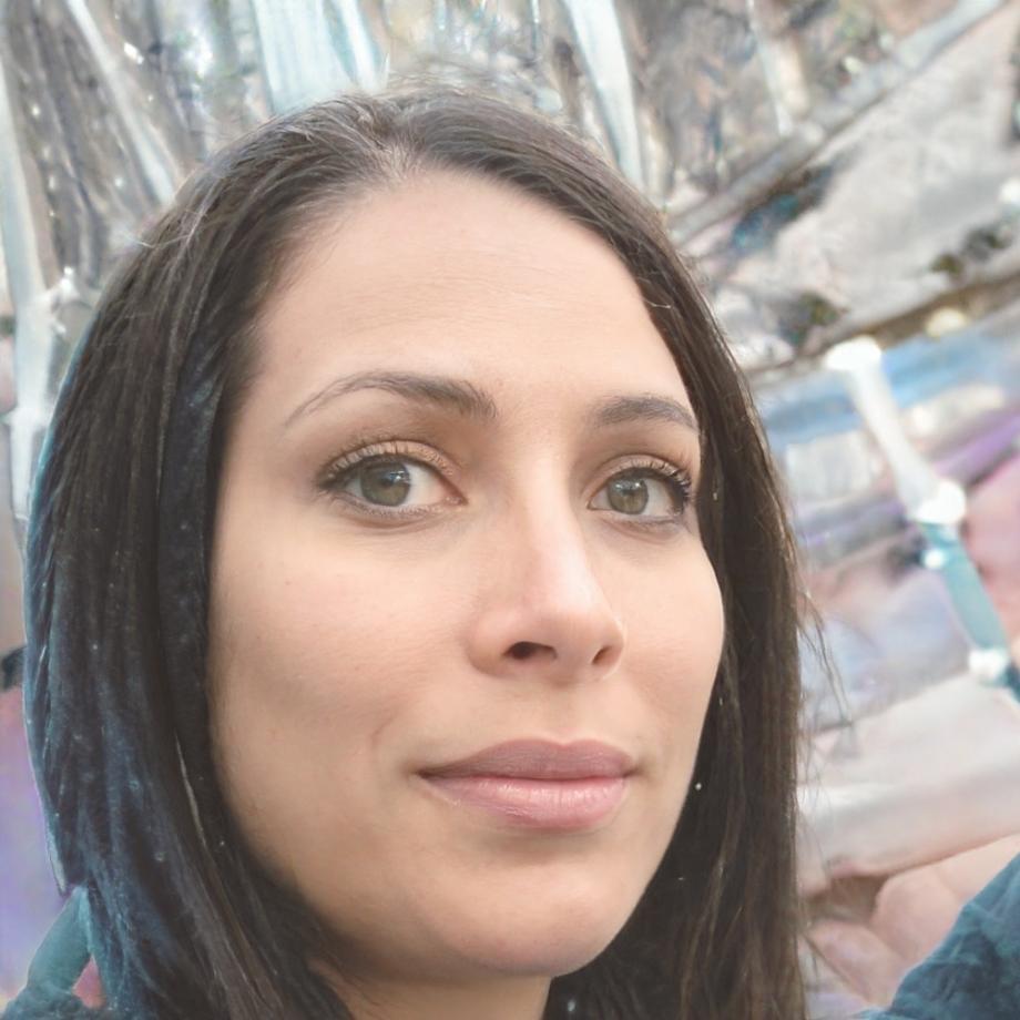 Consulente finanziaria che fornisce supporto personalizzato durante una sessione di formazione